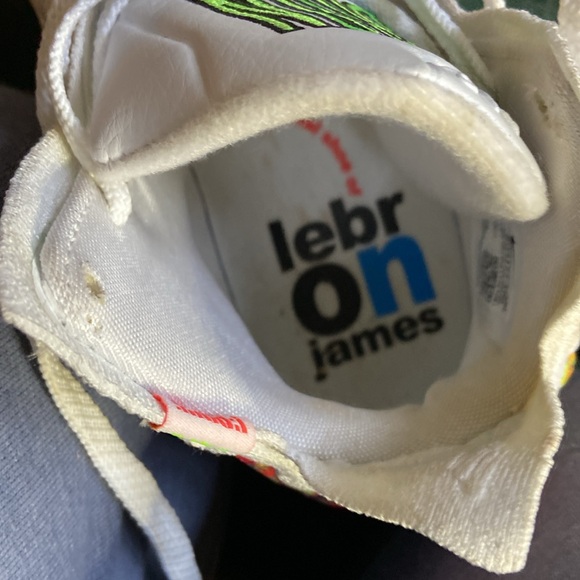 LeBron James sneakers lightly used White with little cubes of color& black spots - Picture 5 of 10